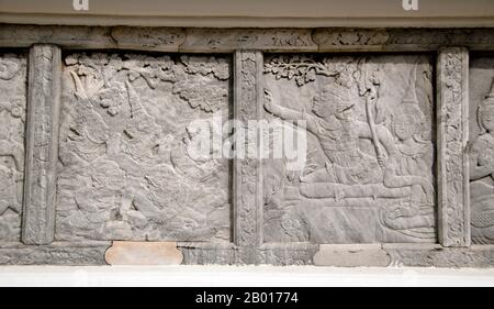 Thailandia: Ramakien (il Ramayana tailandese) in pietra intorno al Phra Ubosot (Cappella principale), Wat Pho (Tempio del Buddha reclinato), Bangkok. Il Ramayana è una storia antica quanto il tempo e - almeno nel subcontinente indiano e in gran parte del sud-est asiatico - di popolarità senza pari. Più di duemila trecento anni fa lo studioso-poeta Valmiki si sedette a scrivere la sua epica definitiva di amore e di guerra. Il poema Valmiki composto è denominato il Ramayana, o 'Romance of Rama' in sanscrito. Nella sua forma attuale, la versione Sanscrito è composta da circa 24.000 coppie divise in sette libri. Foto Stock