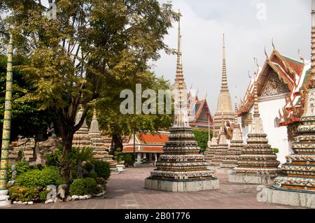 Thailandia: Chedis e piccolo padiglione di massaggio, Wat Pho, Bangkok. Originariamente costruito nel 16th secolo, Wat Pho è il tempio più antico di Bangkok. Re Rama i della dinastia Chakri (1736-1809) ricostruì il tempio nel 1780s. Ufficialmente chiamato Wat Phra Chetuphon, è uno dei templi buddisti più conosciuti di Bangkok ed è oggi una delle maggiori attrazioni turistiche, situato direttamente a sud del Grand Palace. Il Wat Pho è famoso per il suo Buddha sdraiato e rinomato come la casa del tradizionale massaggio tailandese. Foto Stock