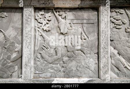 Thailandia: Ramakien (il Ramayana tailandese) in pietra intorno al Phra Ubosot (Cappella principale), Wat Pho (Tempio del Buddha reclinato), Bangkok. Il Ramayana è una storia antica quanto il tempo e - almeno nel subcontinente indiano e in gran parte del sud-est asiatico - di popolarità senza pari. Più di duemila trecento anni fa lo studioso-poeta Valmiki si sedette a scrivere la sua epica definitiva di amore e di guerra. Il poema Valmiki composto è denominato il Ramayana, o 'Romance of Rama' in sanscrito. Nella sua forma attuale, la versione Sanscrito è composta da circa 24.000 coppie divise in sette libri. Foto Stock