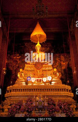 Thailandia: Periodo Ayutthaya (1351 - 1767) immagine del Buddha nel Phra Ubosot (Cappella principale), Wat Pho (Tempio del Buddha reclinato), Bangkok. Originariamente costruito nel 16th secolo, Wat Pho è il tempio più antico di Bangkok. Re Rama i della dinastia Chakri (1736-1809) ricostruì il tempio nel 1780s. Ufficialmente chiamato Wat Phra Chetuphon, è uno dei templi buddisti più conosciuti di Bangkok ed è oggi una delle maggiori attrazioni turistiche, situato direttamente a sud del Grand Palace. Il Wat Pho è famoso per il suo Buddha sdraiato e rinomato come la casa del tradizionale massaggio tailandese. Foto Stock