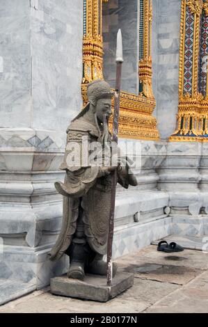 Thailandia: Statua della guardia in stile cinese, Wat Ratchapradit, Bangkok. Wat Ratchapradit (Rajapradit) fu costruito a metà del 19th secolo durante il regno di Re Mongkut (Rama IV). Molti dei murales nel viharn principale ritraggono cerimonie e festival thailandesi che si svolgono durante l'anno e sono stati dipinti alla fine del 19th secolo. Foto Stock