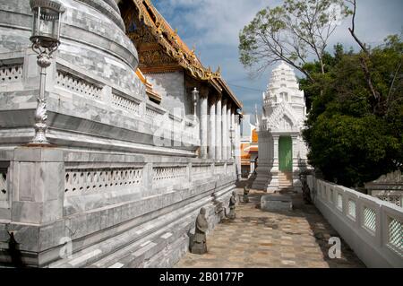 Thailandia: Wat Ratchapradit, Bangkok. Wat Ratchapradit (Rajapradit) fu costruito a metà del 19th secolo durante il regno di Re Mongkut (Rama IV). Molti dei murales nel viharn principale ritraggono cerimonie e festival thailandesi che si svolgono durante l'anno e sono stati dipinti alla fine del 19th secolo. Foto Stock