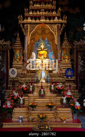 Thailandia: Buddha nel viharn principale, Wat Ratchapradit, Bangkok. Wat Ratchapradit (Rajapradit) fu costruito a metà del 19th ° secolo durante il regno di Re Mongkut (Rama IV). Molti dei murales nel viharn principale ritraggono cerimonie e festival thailandesi che hanno luogo durante l'anno e sono stati dipinti alla fine del 19th ° secolo. Foto Stock