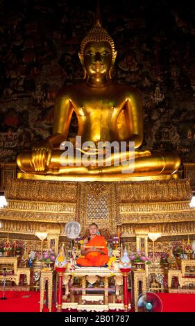 Thailandia: L'immagine del Buddha di Phra Sri Sakyamuni, Wat Suthat, Bangkok. Wat Suthat Thepphawararam è un tempio reale di prima classe, uno dei sei templi di questo tipo in Thailandia. La costruzione fu iniziata dal re Buddha Yodfa Chulaloke (Rama i) nel 1807. Ulteriori costruzioni e decorazioni furono effettuate dal re Buddha Loetla Nabhalai (Rama II) che aiutò a carve le porte di legno, ma il tempio non fu completato fino al regno del re Jessadabodindra (Rama III) nel 1847. Il tempio è un bell'esempio di stile architettonico Rattanakosin. Foto Stock