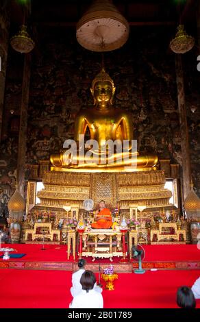 Thailandia: L'immagine del Buddha di Phra Sri Sakyamuni, Wat Suthat, Bangkok. Wat Suthat Thepphawararam è un tempio reale di prima classe, uno dei sei templi di questo tipo in Thailandia. La costruzione fu iniziata dal re Buddha Yodfa Chulaloke (Rama i) nel 1807. Ulteriori costruzioni e decorazioni furono effettuate dal re Buddha Loetla Nabhalai (Rama II) che aiutò a carve le porte di legno, ma il tempio non fu completato fino al regno del re Jessadabodindra (Rama III) nel 1847. Il tempio è un bell'esempio di stile architettonico Rattanakosin. Foto Stock