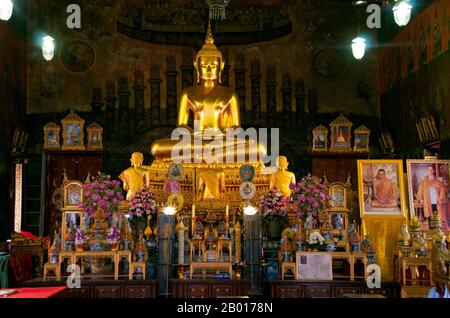 Thailandia: Devoti nel viharn principale, Wat Rakhang, Bangkok. Wat Rakhang Kositaram Woramahawihan (Rakang) è stato originariamente costruito durante il periodo Ayutthaya (1351 - 1767), ma è stato ristrutturato dal re Buddha Yodfa Chulaloke (Rama i, 20 marzo 1736 – 7 settembre 1809), e si trova sul lato Thonburi del fiume Chao Phraya di Bangkok. Rama ho vissuto all'interno del tempio prima che diventasse re. Foto Stock