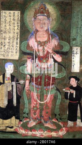 Cina: 'Avalokitesvara'. Dipinto a scroll appeso, grotte di Mogao, Dunhuang, c.. 910. Questo dipinto di Avalokitesvara o Guanyin è stato donato alle Grotte di Mogao da una venerata suora chiamata Yanhui 'a nome della mia sorella maggiore e insegnante e sulle anime dei miei genitori morti che sono nati di nuovo in Terra pura'. Yanhui si trova sul lato destro di Avalokitesvara, suo fratello minore sulla sinistra. Guan Yin (Guanyin), noto anche come Kuan Yin e Guanshiyin, è il bodhisattva della misericordia e della compassione nel buddismo, e l'equivalente dell'Asia orientale di Avalokitesvara. Foto Stock