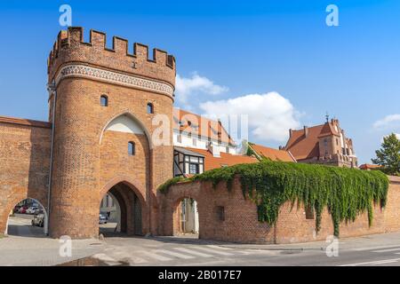 Porta del ponte (in polacco: Brama Mostowa) dal 1432 e mura della città a Torun, in Polonia. Foto Stock