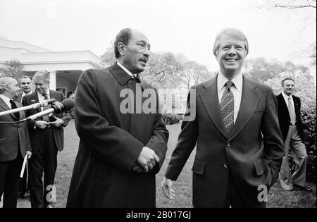 USA/Egitto: Il presidente Jimmy carter con il presidente Anwar Sadat. Foto di Marion S. Trikosko (1926-2008), 5 aprile 1977 (dominio pubblico). Muhammad Anwar al Sadat (25 dicembre 1918 – 6 ottobre 1981) è stato il terzo presidente dell'Egitto, in carica dal 15 ottobre 1970 fino al suo assassinio da parte di ufficiali dell'esercito fondamentalista il 6 ottobre 1981. Guidò la guerra del 1973 contro Israele, rendendolo un eroe in Egitto e, per un certo periodo, in tutto il mondo arabo. Successivamente si è impegnato in negoziati con Israele, culminando nel Trattato di pace Egitto-Israele, che gli ha vinto il Premio Nobel per la pace. Foto Stock