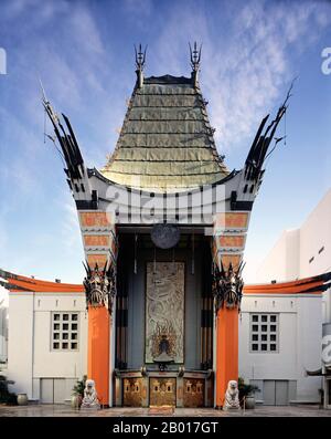 USA: Grauman's Chinese Theatre, Hollywood, California (aperto nel 1927). Foto di Carl M. Highsmith (18 maggio 1946-), 7 aprile 2005 (dominio pubblico). Il Grauman's Chinese Theatre è un cinema situato al 6925 di Hollywood Boulevard a Hollywood. Si trova lungo la storica Hollywood Walk of Fame. Il Teatro Cinese fu commissionato in seguito al successo del vicino Teatro Egizio di Grauman, inaugurato nel 1922. Costruito in oltre 18 mesi, a partire da gennaio 1926 da una partnership guidata da Sid Grauman, il teatro ha aperto il 18 maggio 1927. Foto Stock