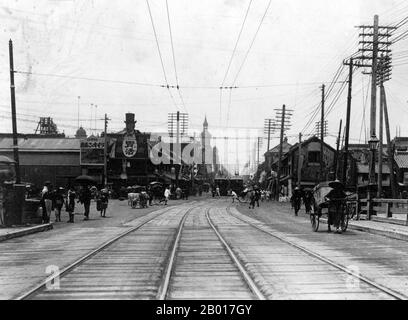 Giappone: Una scena di strada di Tokyo, c.. 1905. Linee del tram e risciò in un sobborgo di Tokyo. Foto Stock