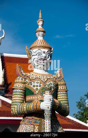 Thailandia: Figura Guardiana o Yaksa alla porta di Wat Arun (Tempio dell'alba), Bangkok. Nella mitologia buddista, i Yakṣa (Yaksha o Yak) sono i frequentatori di Vaiśravaṇa, il custode del quartiere settentrionale, un dio benefico che protegge i giusti. Il termine si riferisce anche ai dodici generali celesti che custodisano Bhaiṣajyaguru, il Buddha della Medicina. Wat Arun Rajwararam (Tempio dell'alba), nome completo Wat Arunratchawaram Ratchahawihan, è un tempio buddista tailandese sulla riva occidentale del fiume Chao Phraya a Bangkok. Prende il nome da Aruna, il Dio indiano dell'alba. Foto Stock