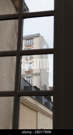 Vista dal Musee National Picasso-Paris, edificio distorto dalla finestra di vetro. Foto Stock