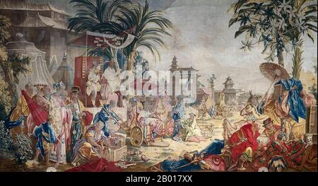 Cina/Francia: «il mercato cinese». Arazzi di lana e seta di Francois Boucher (29 settembre 1703 - 30 maggio 1770), c.1767-1769. Questa scena esotica dalla Cina caratterizza i commercianti di mercato sotto una pagoda che vende le sete, gli uccelli, le spezie, la porcellana, i ventilatori ed altre ricchezze orientali. I ricchi acquirenti appaiono in abiti pregiati, scortati su risciò. È interessante notare che un cammello è raffigurato con un howdah e un ombrellone per l'uso di un ricco mercante. Boucher non ha mai visitato la Cina. Si pensa che abbia prodotto questo arazzo su un telaio Beauvais replicando disegni da porcellana orientale importata e da schizzi olandesi. Foto Stock