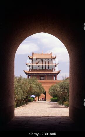 Cina: Uomini di Guanghua (porta dell'Illuminismo), Forte Jiayuguan, Jiayuguan, Gansu. Jiayuguan, il primo e più grande passo sotto il cielo, fu completato nel 1372 per ordine di Zhu Yuanzhang, il primo imperatore Ming (1368-98), per segnare la fine della Grande Muraglia Ming. Era anche il limite stesso della civiltà cinese, e gli inizi delle terre “barbariche” esterne. Per secoli il forte non era solo di importanza strategica per Han cinese, ma anche di significato culturale, in quanto questo era considerato l'ultimo luogo civilizzato prima delle tenebre esterne. Foto Stock