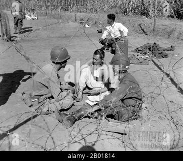 Corea: Durante la guerra di Corea (25 giugno 1950 - armistizio firmato il 27 luglio 1953) una squadra di interrogatori della US 7th Infantry Division domanda a POW, Anvang-ni, 20 settembre 1950. La guerra di Corea fu un conflitto militare tra la Repubblica di Corea, sostenuta dalle Nazioni Unite, e la Corea del Nord, sostenuta dalla Repubblica popolare Cinese (RPC), con l'aiuto materiale militare dell'Unione Sovietica. La guerra fu il risultato della divisione fisica della Corea da parte di un accordo degli alleati vittoriosi alla conclusione della guerra del Pacifico alla fine della seconda guerra mondiale Foto Stock