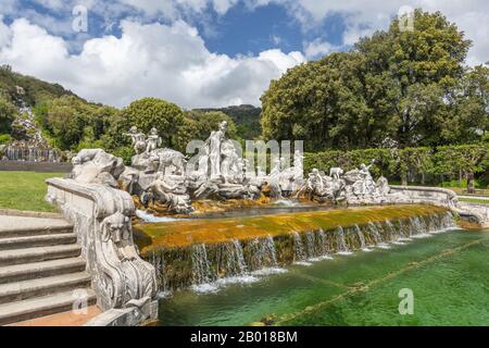 Cascata artificiale nel giardino della Reggia di Caserta (Reggia di Caserta), Italia. Foto Stock