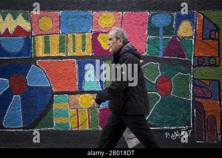 Teheran, IRAN. 17th Feb, 2020. Gli iraniani passarono davanti a un dipinto murale nel centro di Teheran, in Iran. Molti iraniani, martoriati da sanzioni economiche, disordini politici e la persistente minaccia di conflitti militari, dicono di non essere d'umore per votare alle elezioni generali. Parlando di cuori pesanti e di un senso di amarezza, Tehranis si lamenta del fatto che sono stanchi di politici che non sono riusciti a mantenere la parola o a migliorare il tenore di vita. Credito: Rouzbeh Fouladi/Zuma Wire/Alamy Live News Foto Stock