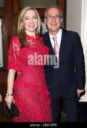 Victoria Coren-Mitchell e ben Elton frequentano la serata stampa Upstart Crow al Teatro Gielgud di Londra. Foto Stock