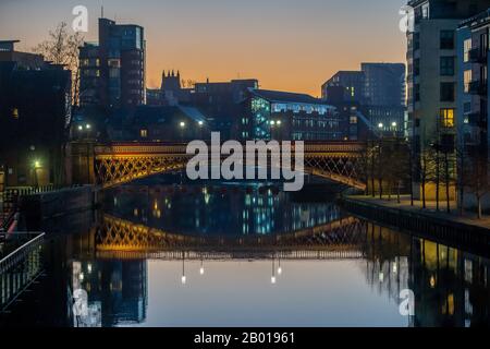 Il canale e il suo ponte a Leeds Uk Foto Stock