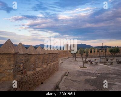 Muro difensivo del castello di Sant Salvador nella città di Arta sulla costa orientale dell'isola delle baleari Maiorca (Mallorca), Spagna Foto Stock