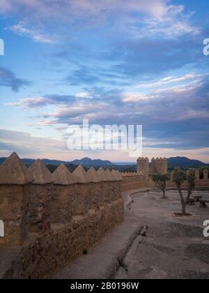 Muro difensivo del castello di Sant Salvador nella città di Arta sulla costa orientale dell'isola delle baleari Maiorca (Mallorca), Spagna Foto Stock