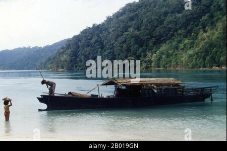 Thailandia: Chao Thalae 'Sea Gypsy' bambini con barca, Phuket, c.. 1960. I «Sea Zingari» o Moken del Mare delle Andamane, noti in tailandese come chao Thalae o «popolo del mare», sono suddivisi in tre gruppi. Essi sono compresi tra il 4.000 e il 5.000, vivono solo sulla costa, sia in capanne a riva, o su imbarcazioni che collegano le acque costiere dall'arcipelago Mergui in Birmania alle isole Tarutao nel sud della Thailandia. Il più grande gruppo di gitani marini sono gli Urak Lawoi, che si aggirano intorno al 3.000. Vivono in semplici baracche sulle spiagge che si estendono a sud da Phuket alle isole Tarutao. Foto Stock