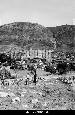 Turchia: Antiochia (Antakya) e Monte Silpius (Habib Neccar) da ovest, c.. 1910. Monte Habib Neccar e le mura della città che salgono le colline simboleggiano Antakya, rendendo la città una formidabile fortezza costruita su una serie di colline che corrono da nord-est a sud-ovest. Antakya era originariamente centrata sulla riva orientale del fiume. Dal 19th secolo, la città si è ampliata con nuovi quartieri costruiti sulle pianure attraverso il fiume a sud-ovest, e quattro ponti collegano le città vecchie e nuove. Sia il turco che l'arabo sono ancora ampiamente parlati in Antakya. Foto Stock