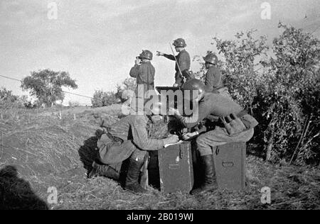 Mongolia: Macchiatori sovietici di artiglieria in un posto di osservazione, Khalkhin Gol, 1939. Le battaglie di Khalkhin Gol furono gli impegni decisivi della guerra di confine sovietico-giapponese non dichiarata combattuta tra Unione Sovietica, Mongolia e Giappone nel 1939. Essi sono stati chiamati dal fiume Khalkhin Gol, che passa attraverso il campo di battaglia. In Giappone, la battaglia decisiva del conflitto è conosciuta come l'incidente di Nomonhan (Nomonhan Jiken) dopo un villaggio vicino, ed è stata una sconfitta totale per il loro esercito. Foto Stock