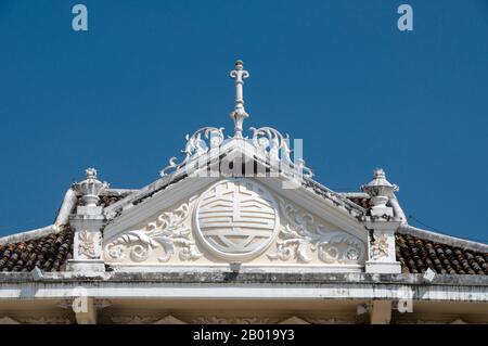 Thailandia: Thai Hua Building (ora un museo), Krabi Road, Phuket Town, Phuket. L'architettura tradizionale della città di Phuket è distintamente sino-Thai e sino-Portoghese. Essendo stata influenzata da coloni cinesi migranti provenienti dalla Cina meridionale, condivide molto con la vicina architettura degli insediamenti cinesi dello stretto sia nelle città malesi di Penang e Melaka, sia con Singapore. Foto Stock