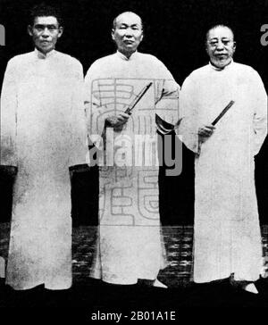 Cina: Tre padroni di Shanghai (da sinistra a destra) Du Yuesheng, Zhang Xiaolin e Huang Jingrong, c.. 1924. Shanghai nel 1920s e nel 1930s fu turbata da potenti bande criminali gestite da spietati padrini, i più potenti dei quali Du Yuesheng, conosciuto come Zongshi o 'il Boss' della Green Gang e del mondo sotterraneo di Shanghai; Zhang Xiaolin, anche un potente leader della Green Gang; E Huang Jingrong, il più alto detective cinese della polizia di concessione francese (FCP) e uno dei gangster più importanti di Shanghai. I loro imperi comprendevano droghe, racchette protettive, contrabbando e prostituzione. Foto Stock