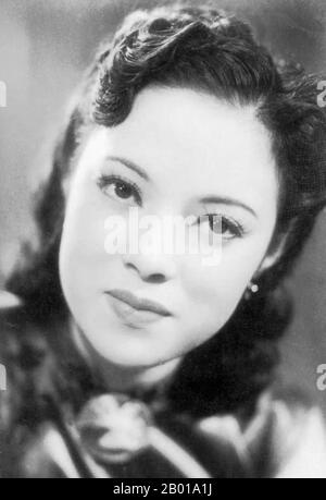Cina/Giappone: Li Xianglan, nome giapponese Yoshiko Ōtaka (12 febbraio 1920 - 7 settembre 2014), attrice, cantante, giornalista e politico giapponese di origine cinese che ha fatto una carriera in Cina, Giappone, Hong Kong e negli Stati Uniti, c.. 1940s. Yoshiko Yamaguchi ha fatto il suo debutto recitazione e canto nel film del 1938 Honeymoon Express, fatturato come li Xianglan, ha pronunciato Ri Kōran in giapponese. Prendere un nome di scena cinese è stato spinto dai motivi economici e politici della compagnia cinematografica, come una ragazza manchuriana che aveva il comando sia sulla lingua giapponese e cinese è stato cercato. Foto Stock