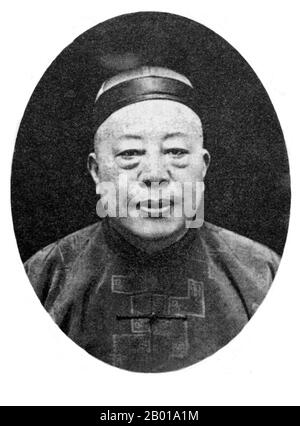 Cina: Huang Jingrong (10 maggio 1868 - 20 giugno 1953), detective della concessione francese e Shanghai mobster, c.. 1940s. Nato a Suzhou, il padre di Huang era un conestabile a Suzhou prima che la famiglia migrasse a Shanghai per aprire una casa da tè. Durante la sua infanzia, Huang contrasse un cattivo caso di vaiolo. Mentre i suoi subalterni lo chiamavano 'Gran Maestro Huang', dietro le sue spalle tutti lo chiamavano 'Pockmared Huang'. Huang andò a lavorare presso la casa da tè del padre, che non era molto distante dal ponte di Zhengjia vicino alla concessione francese, una zona piena di covoni, molti dei quali Huang in seguito si organizzarono in una banda. Foto Stock