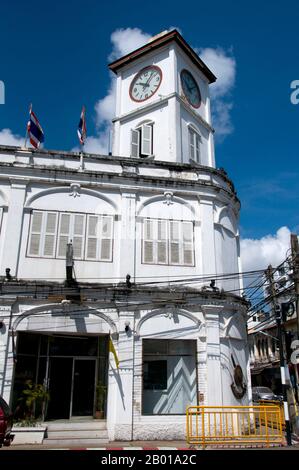 Thailandia: L'iconica torre dell'orologio Phromthep nella città vecchia (Chinatown) di Phuket, Phuket. Costruito all'inizio del XX secolo, l'edificio sottostante, costruito in stile sino-portoghese locale, un tempo ospitava una stazione di polizia. L'architettura tradizionale della città di Phuket è tipicamente sino-tailandese e sino-portoghese. Essendo stato influenzato dai coloni cinesi migranti dalla Cina meridionale, condivide molto con l'architettura degli insediamenti cinesi dello stretto vicino sia nelle città malesi di Penang e Malacca, sia con Singapore. Foto Stock