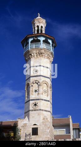 Siria: Il minareto ottagonale Mamluk costruito nel 1427, la Grande Moschea, Hama. La Grande Moschea fu costruita per la prima volta dagli Umayyyad nel 8th secolo d.C. e fu modellata sulla Moschea degli Umayyyad a Damasco. Fu quasi completamente distrutto nel 1982 durante la rivolta sunnita musulmana ad Hama. Hama è la posizione della città storica di Hamath. Nel 1982 fu teatro del peggiore massacro della storia araba moderna. Il presidente Hafaz al-Assad ordinò al fratello Rifaat al-Assad di sedare una rivolta islamista sunnita nella città. Si stima che tra 25.000 e 30.000 persone siano state massacrate. Foto Stock