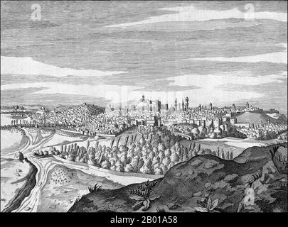 Siria: "Il Prospetto di Aleppo". Incisione, di Henry Maundrell (1665-1701), c.. 1690s. Aleppo (arabo: Halab; Haleb) è la città più grande della Siria e la capitale del Governatorato di Aleppo, il governatorato siriano più popoloso. Con una popolazione ufficiale di 2.301.570 abitanti (stima ufficiale del 2005), che si espande a oltre 2,5 milioni nell'area metropolitana, è anche una delle città più grandi del Levante. Per secoli, Aleppo fu la più grande città della Siria e la terza dell'Impero Ottomano, dopo Costantinopoli e il Cairo. Anche se relativamente vicino a Damasco in lontananza, Aleppo è distinto nell'identità. Foto Stock