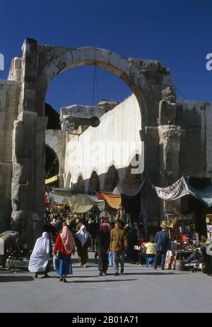 Siria: Le rovine della porta occidentale del Tempio di Giove che conduce al Souq al-Hamidiyah, Damasco. Il Tempio di Giove a Damasco fu costruito dai Romani, a partire dal dominio di Augusto (23 settembre 63 a.C. – 19 agosto 14) e completato durante il dominio di Costanzo II (7 agosto 317 – 3 novembre 361). Foto Stock