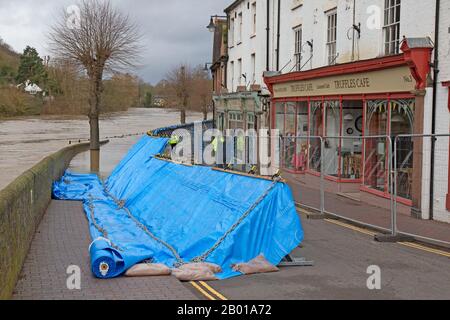 18th febbraio 2020. Il Fiume Severn Inondazione A Ironbridge, Shropshire, Inghilterra. Una barriera temporanea contro le inondazioni lotta per trattenere il fiume, che ha raggiunto il suo punto più alto per 20 anni, minacciando case e imprese lungo le rive del fiume della gola di Ironbridge. La Gola Di Ironbridge È Un Sito Patrimonio Dell'Umanità. Foto Stock