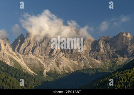 Splendida vista sulla Val di Funes (Villnob) con montagne del Gruppo Odle sullo sfondo, Dolomiti Alpi, Bolzano, Alto Adige, Italia. Foto Stock