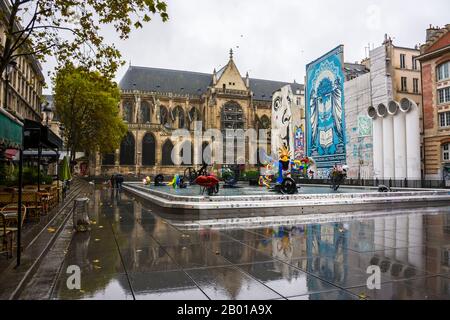Parigi, Francia - 11 novembre 2019: Fontana Stravinsky, in Piazza Igor Stravinsky, accanto al Centro Pompidou e alla Chiesa di San Meredico, una giornata piovosa Foto Stock