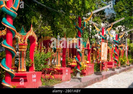 Thailandia: Buddha per giorni della settimana, Wat Phra Nang Sang, Phuket. Wat Phra nang Sang è stata fondata nel 19th secolo da una signora locale di buona famiglia, da qui il nome, phra nang cantato, che significa “costruita dalla venerata signora”. Il suo vero nome sembra essere stato dimenticato. Secondo le lore locali, viaggiò in Sri Lanka in pellegrinaggio e, per ringraziarla del suo sicuro ritorno, sponsorizzò la costruzione di questo tempio. Più tardi cadde fallo di un regolo locale che ordinò la testa tagliata, solo per trovare il suo sangue fluì bianco con purezza. Foto Stock