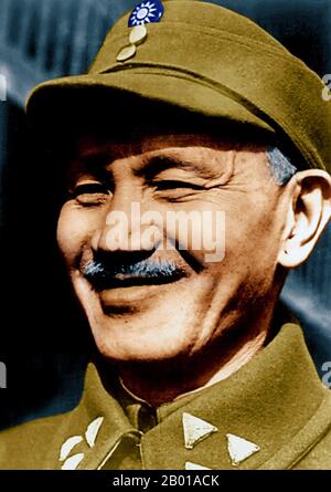 Cina/Taiwan: Chiang Kai-shek (31 ottobre 1887 - 5 aprile 1975), leader politico e militare della Cina del 20th secolo (c.. 1927-1949) e Taiwan (1949-1975), 1945. Chiang Kai-shek era un membro influente del nazionalista Kuomintang (KMT) e dell'alleato stretto di Sun Yat-sen. Divenne il comandante dell'Accademia militare di Whampoa di Kuomintang e prese il posto di Sun nel partito quando quest'ultimo morì nel 1925. Nel 1928, Chiang guidò la spedizione settentrionale per unificare il paese, diventando il leader globale della Cina. Ha ricoperto il ruolo di presidente del Consiglio militare Nazionale del Governo nazionalista della RDC. Foto Stock