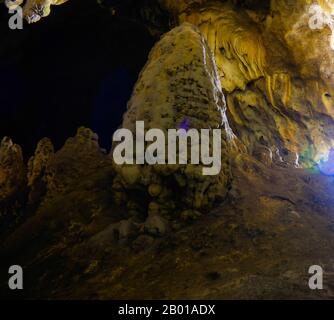 Vista interna alla grotta Vrelo a Matka Canyon Nord Macedonia Foto Stock