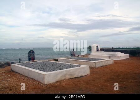 Vietnam: Tombe di 'martiri' (liệt sĩ) in un cimitero militare a Đảo Trường SA o Spratly Island nelle Isole Spratly, chiamato Nanwei Dao dalla Cina. Foto di ha Petit (licenza CC BY-SA 3,0). Le Isole Spratly sono un gruppo di oltre 750 scogliere, isolotti, atolli, cays e isole nel Mar Cinese Meridionale. L'arcipelago si trova al largo delle coste delle Filippine e della Malesia (Sabah), circa un terzo della strada per il Vietnam meridionale. Essi comprendono meno di quattro chilometri quadrati di superficie sparsa su più di 425.000 chilometri quadrati di mare. Foto Stock