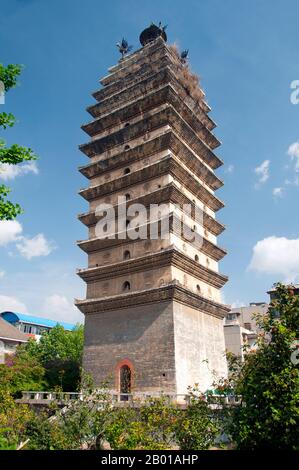 Cina: Dongsi Ta (Pagoda Est), costruito durante la Dinastia Tang, Kunming, Provincia di Yunnan. Il Dongsi Ta o la Pagoda Est in stile Bai risale originariamente alla Dinastia Tang (618-907), ma in questo periodo Kunming faceva parte del regno di Nanzhao. Fonti occidentali ritengono che sia stato distrutto alla fine del 19th secolo durante la ribellione musulmana. Fonti cinesi sostengono che è stato distrutto da un terremoto. Fu ricostruita nel 1901. Nanzhao (anche Nanchao e Nan Chao) era un regno buddista che fiorì in ciò che ora è la Cina meridionale e il sud-est asiatico durante i secoli 8th e 9th. Foto Stock