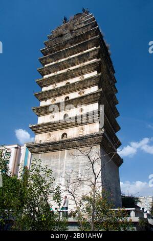 Cina: Dongsi Ta (Pagoda Est), costruito durante la Dinastia Tang, Kunming, Provincia di Yunnan. Il Dongsi Ta o la Pagoda Est in stile Bai risale originariamente alla Dinastia Tang (618-907), ma in questo periodo Kunming faceva parte del regno di Nanzhao. Fonti occidentali ritengono che sia stato distrutto alla fine del 19th secolo durante la ribellione musulmana. Fonti cinesi sostengono che è stato distrutto da un terremoto. Fu ricostruita nel 1901. Nanzhao (anche Nanchao e Nan Chao) era un regno buddista che fiorì in ciò che ora è la Cina meridionale e il sud-est asiatico durante i secoli 8th e 9th. Foto Stock