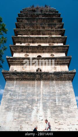 Cina: Dongsi Ta (Pagoda Est), costruito durante la Dinastia Tang, Kunming, Provincia di Yunnan. Il Dongsi Ta o la Pagoda Est in stile Bai risale originariamente alla Dinastia Tang (618-907), ma in questo periodo Kunming faceva parte del regno di Nanzhao. Fonti occidentali ritengono che sia stato distrutto alla fine del 19th secolo durante la ribellione musulmana. Fonti cinesi sostengono che è stato distrutto da un terremoto. Fu ricostruita nel 1901. Nanzhao (anche Nanchao e Nan Chao) era un regno buddista che fiorì in ciò che ora è la Cina meridionale e il sud-est asiatico durante i secoli 8th e 9th. Foto Stock