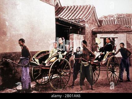 Cina: Due donne cinesi benestanti, una con un bambino, che vengono tirate in risciò, Pechino, c.. 1890. I rickshaws (o rickshas) sono un modo di trasporto umano-alimentato: Un corridore disegna un carro a due ruote che alloggia una o due persone. Rickshaws è fatto comunemente con bambù. Il risciò di parola è venuto dall'Asia, dove sono stati usati principalmente come mezzi di trasporto per l'élite sociale. In tempi recenti l'uso di risciò è stato scoraggiato o proibito in molti paesi a causa della preoccupazione per il benessere dei lavoratori di risciò. Foto Stock