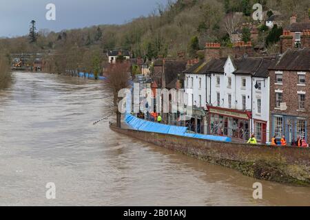 18th febbraio 2020. Il Fiume Severn Inondazione A Ironbridge, Shropshire, Inghilterra. Una barriera temporanea contro le inondazioni lotta per trattenere il fiume, che ha raggiunto il suo punto più alto per 20 anni, minacciando case e imprese lungo le rive del fiume della gola di Ironbridge. La Gola Di Ironbridge È Un Sito Patrimonio Dell'Umanità. Foto Stock