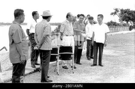 Cambogia: Khieu Samphan (1931-), Ministro della Difesa della democrazia Kampuchea (destra) con il generale NE Win (c.1910-2002), dittatore militare birmano (centro) a Phnom Penh, c.. 1976-77. Khieu Samphan (27 luglio 1931) è stato il presidente del presidio di Stato della democrazia Kampuchea (Cambogia) dal 1976 al 1979. In quanto tale, ha ricoperto il ruolo di capo di stato della Cambogia ed è stato uno dei funzionari più potenti del movimento dei Khmer rossi, sebbene Pol Pot fosse il vero leader politico del gruppo e detenesse il potere più ampio. Foto Stock